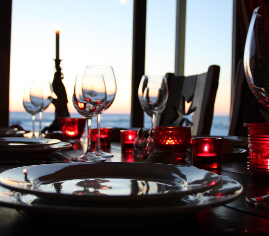 Mer-Mer -kotiravintolan talvinen illallispöytä