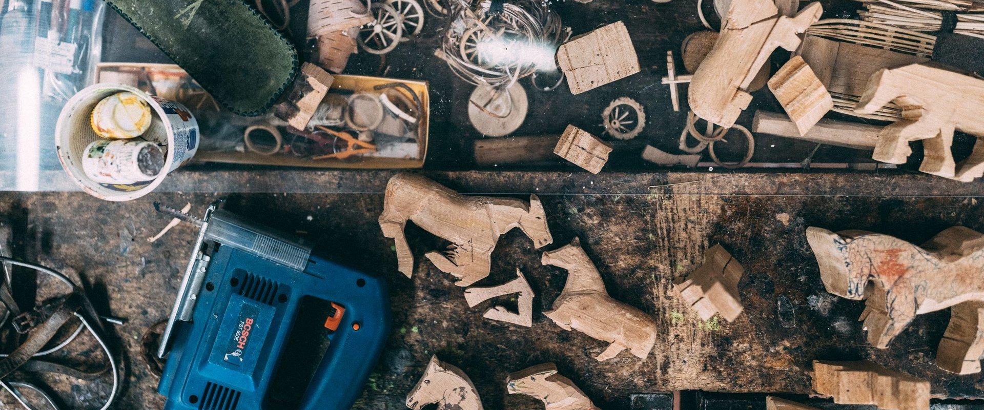 Holzpferde-Dauerausstellung von Voldemar Luht im Gutshaus Olustvere