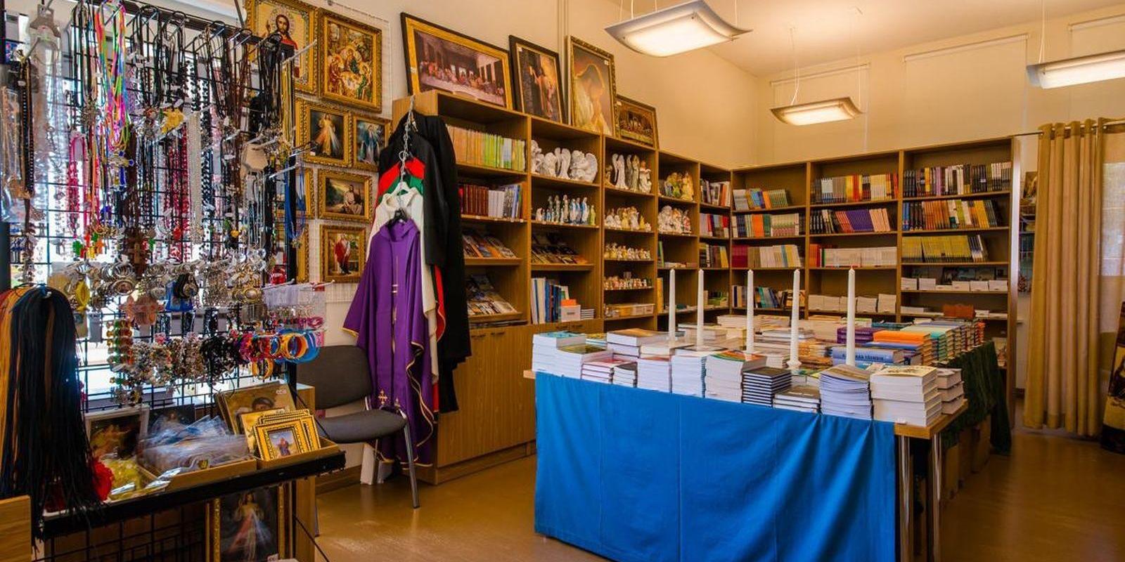 Viron evankelis-luterilaisen kirkon Tarton Paavalinkirkon kirjakaupasta löytyy kirjallisuuden lisäksi kristillistä symboliikkaa