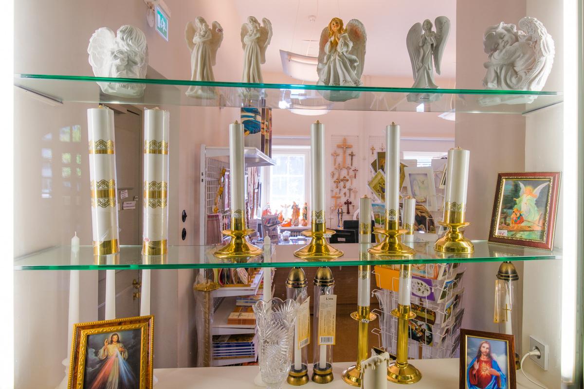 In der Buchhandlung der evangelisch-lutherischen Pauluskirche in Tartu finden Sie christliche Symbolik.