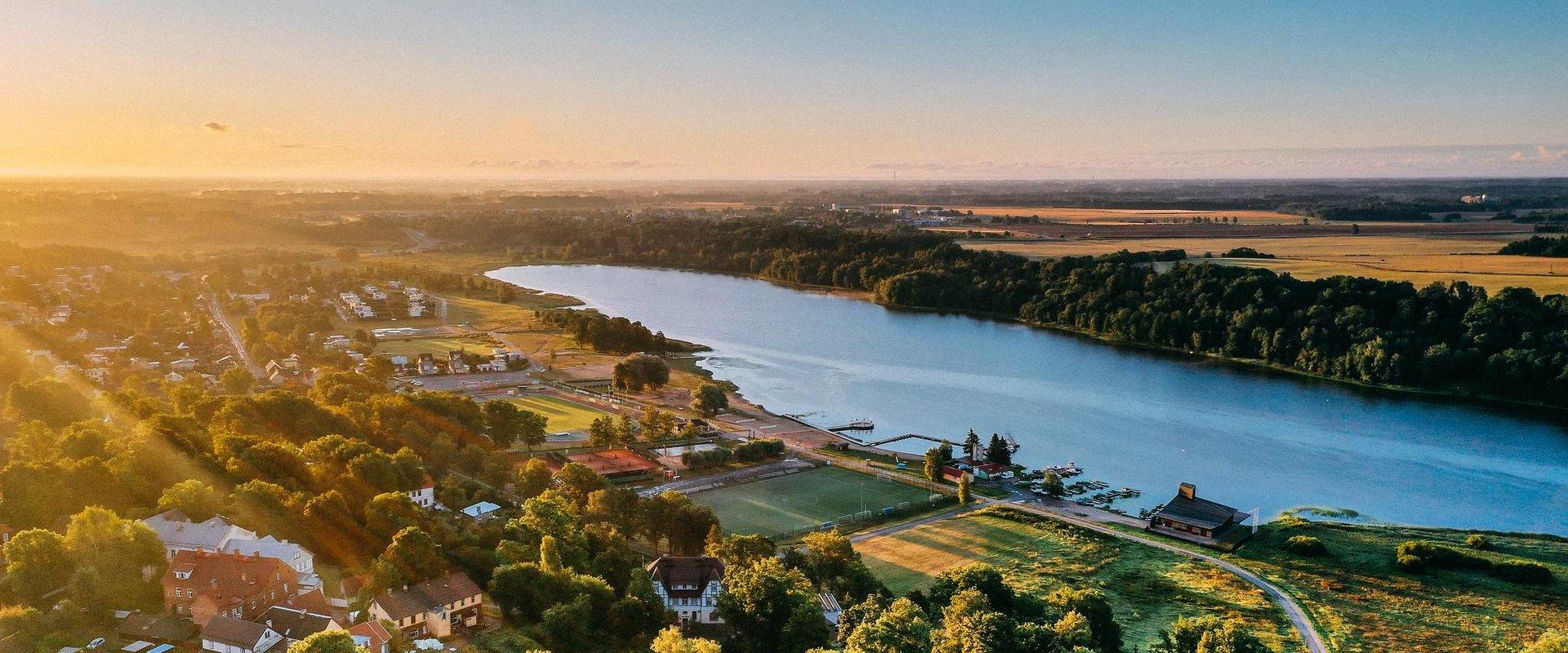 The Lake Viljandi hiking trail begins by the Viljandi stadium. The trail is 12,2 km long and it can be passed both on foot and on a bicycle. On the tr