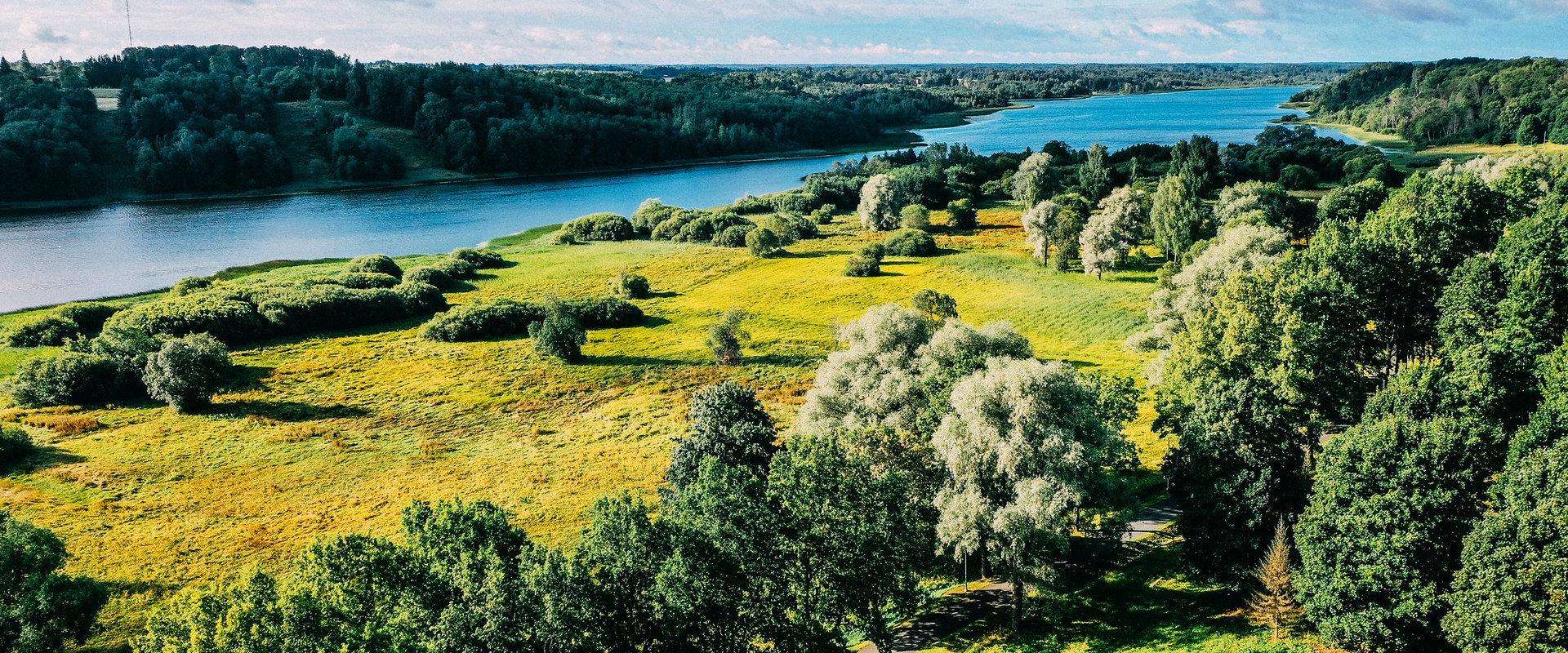 Hiking trail around Lake Viljandi