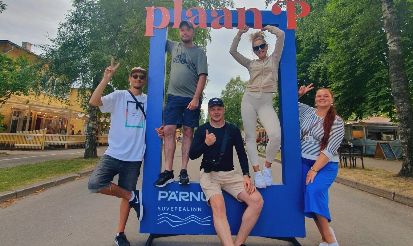Erkunden Sie Pärnu auf E-Scootern und mit Führung