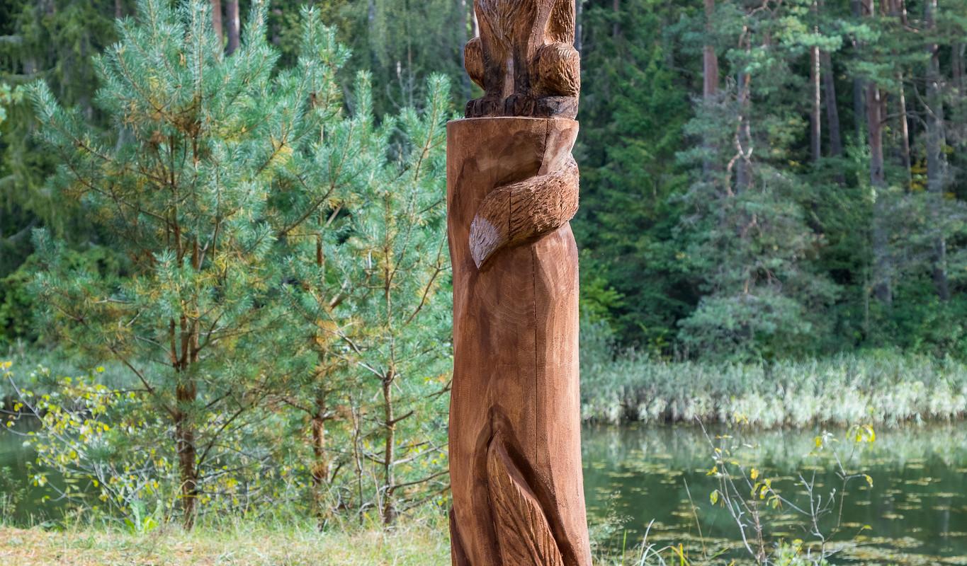 Kleiner Kraftweg und die Skulptur Schlauer Fuchs nach der Geschichte von Ernst Särgava „Der Fuchs stiehlt dem alten Mann Fische“