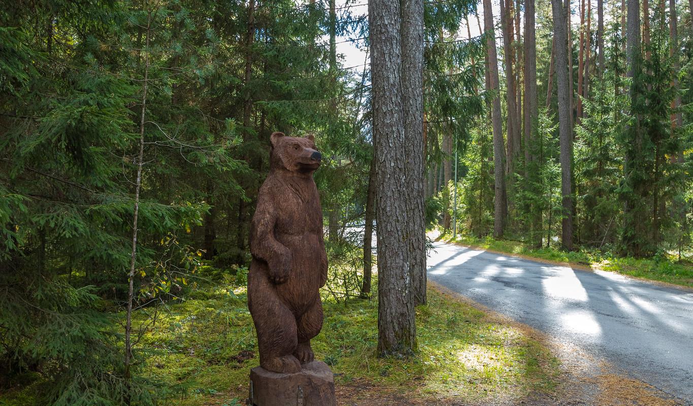 Skulptūra "Lielais lācis" ceļa malā no Vaivaras folkloras "Lācis un vecais vīrs"