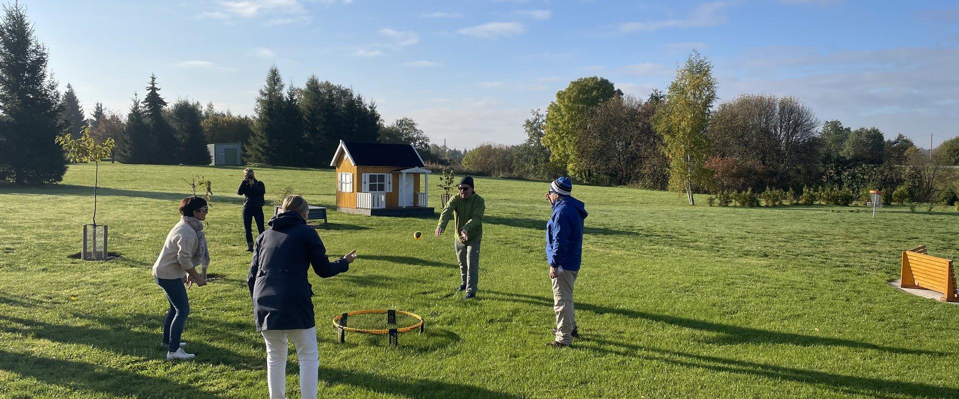 Karukella puhkemajas Spikeballi mängimine