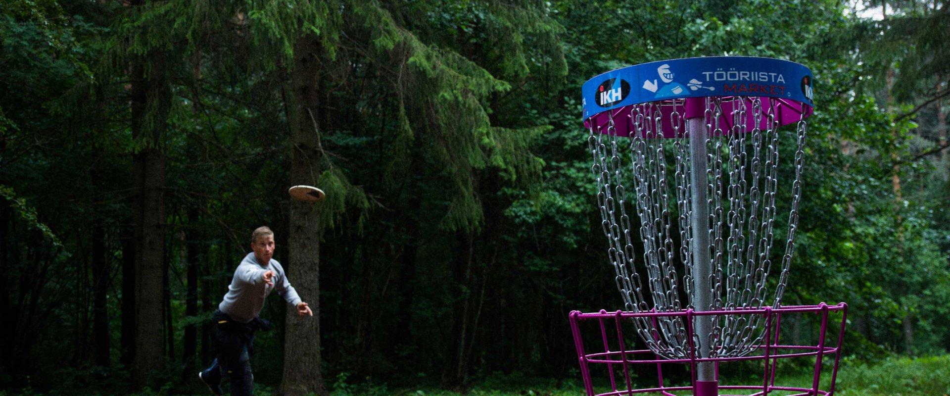 Now, it is possible to play discgolf in Rakvere as well! Discgolf is an increasingly popular outdoor sport that is suitable for players of all ages. I