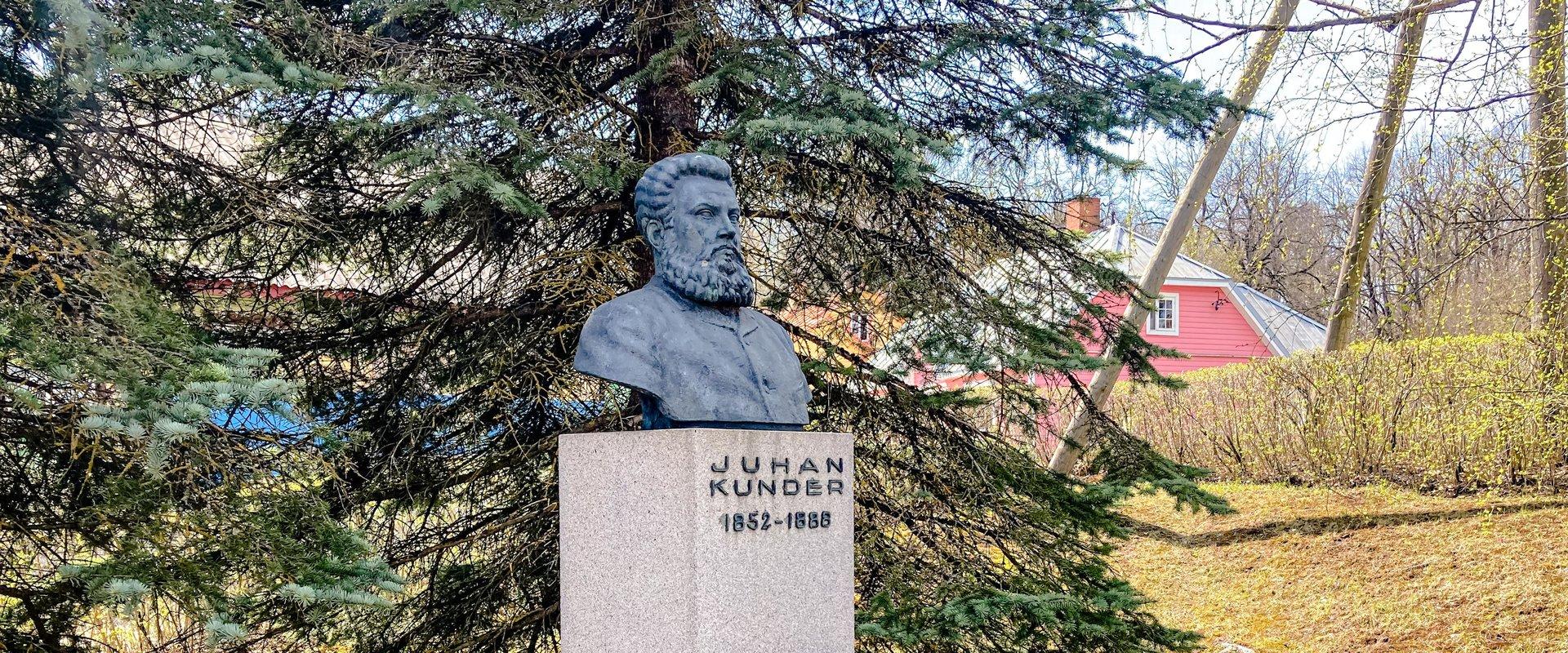 Juhan Kunderi monument on püstitatud Eesti rahvusliku ärkamisaja tegelase, Rakveres elanud koolimehe ja näitekirjaniku Juhan Kunderi mälestuseks. Roma