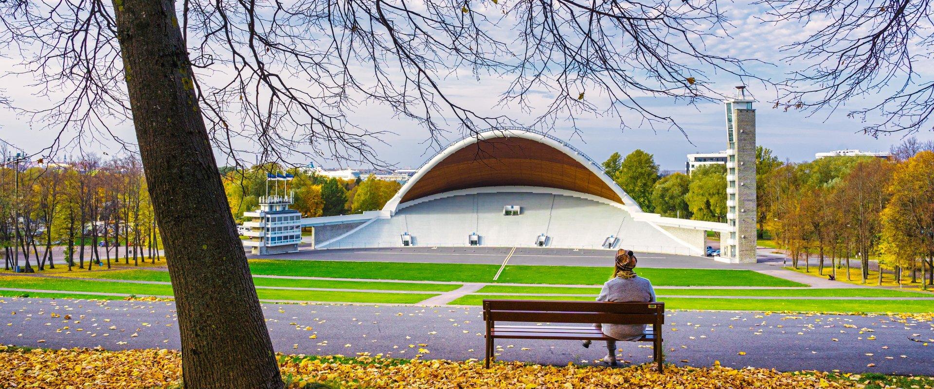 Der Park der Tallinner Sängerbühne ist für Besucher zu jeder Jahreszeit geöffnet! Zusätzlich zum Spazierengehen können Sie im Park Discgolf spielen, S