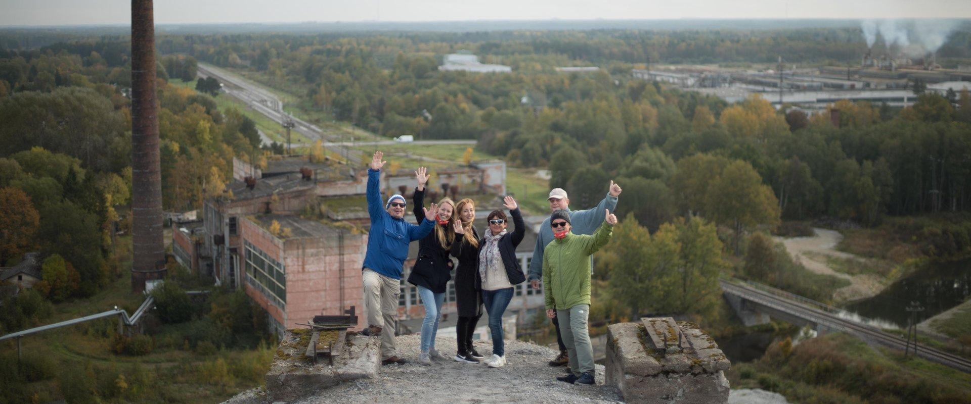 Seltskond vallutamas Püssi tuhamäe tippu