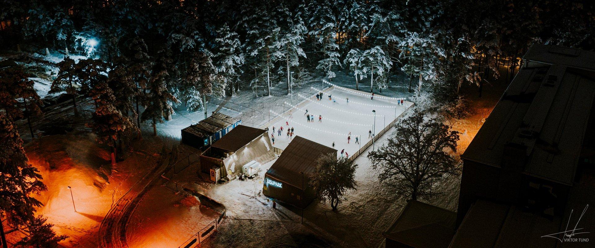 The Nõmme ice skating rink in the courtyard of Tallinn Nõmme Secondary School is open during the winter season for the whole family. The rink is open 