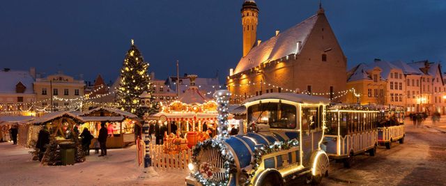 Auf dem Rathausplatz in Tallinn findet alljährlich ein märchenhafter Weihnachtsmarkt statt. Das Herz des Weihnachtsmarktes ist der bekannteste Weihnac