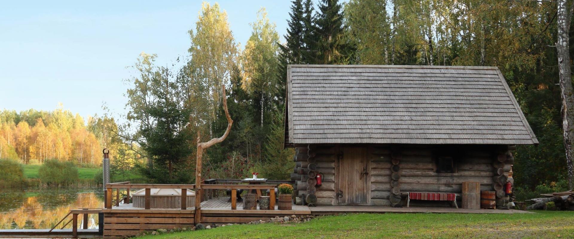 Die Rauchsauna Toidupada, gelegen zwischen den malerischen Hügeln von Otepää, bietet für Freundesgruppen und Familien romantische und rustikale Erlebn