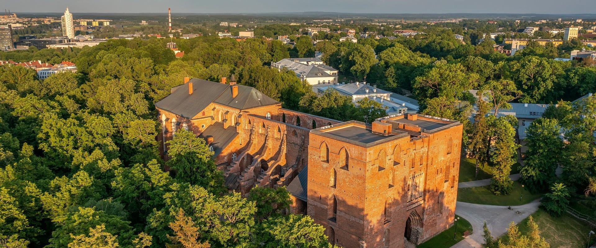 Kauniilla Toomemäellä sijaitseva Tarton tuomiokirkko on yksi suurimmista ja ainut kaksitorninen keskiaikainen kirkko Virossa. Kirkkoa alettiin rakenta