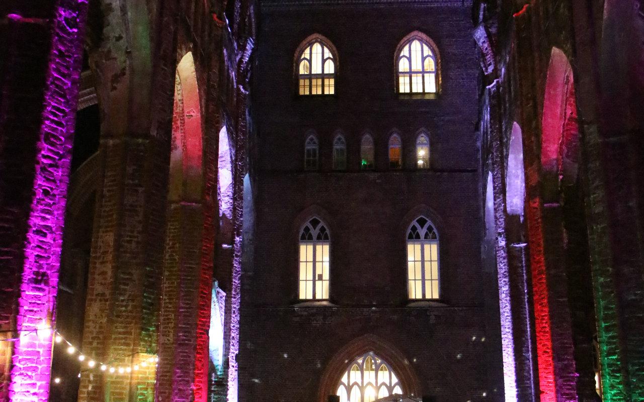 Domkirche zu Tartu, winterliche Feier in den Ruinen
