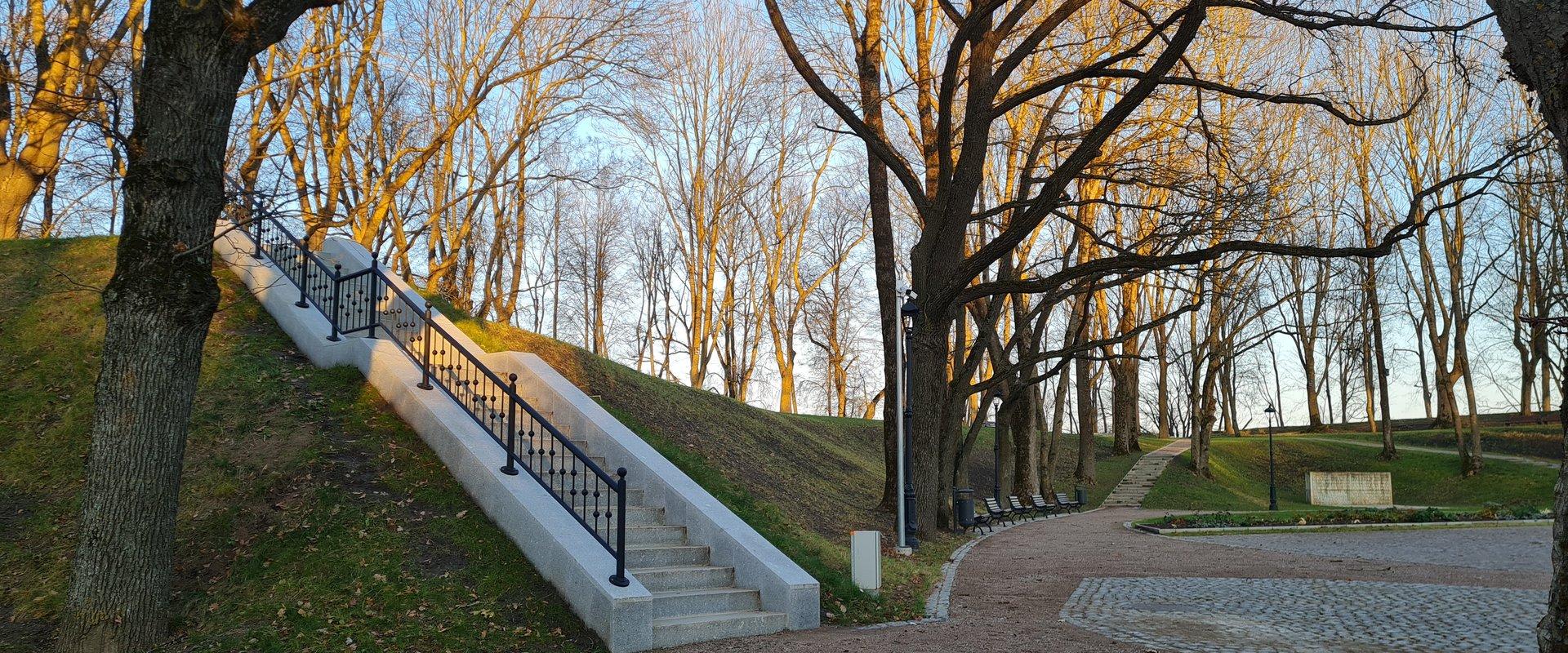 Narva park "Pimeaed" ja ülemine promenaad