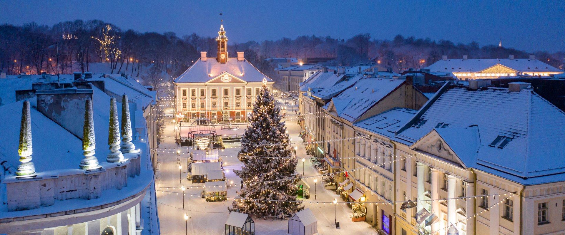 Pasakaini skaistā Ziemassvētku pilsēta Tartu un Tartu Rātslaukumā esošā slidotava