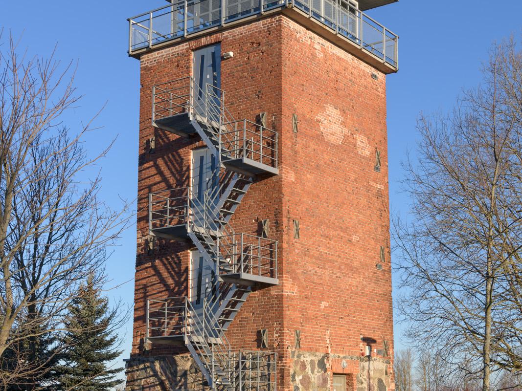 Der Wasserturm des Guts Raadi. Ansicht von außen