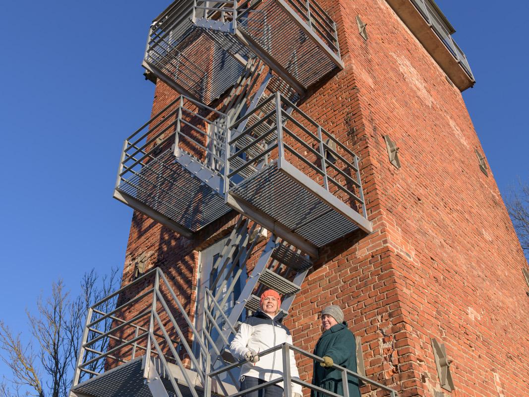 Der Wasserturm des Guts Raadi