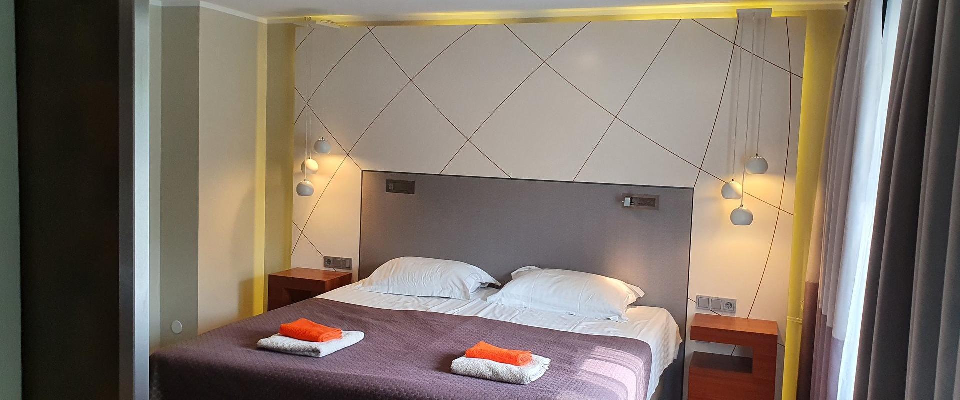 Ilmatsalu Motelli kaheinimese tuba kaasaegse sisustuse ja mugava voodiga Tartumaal.