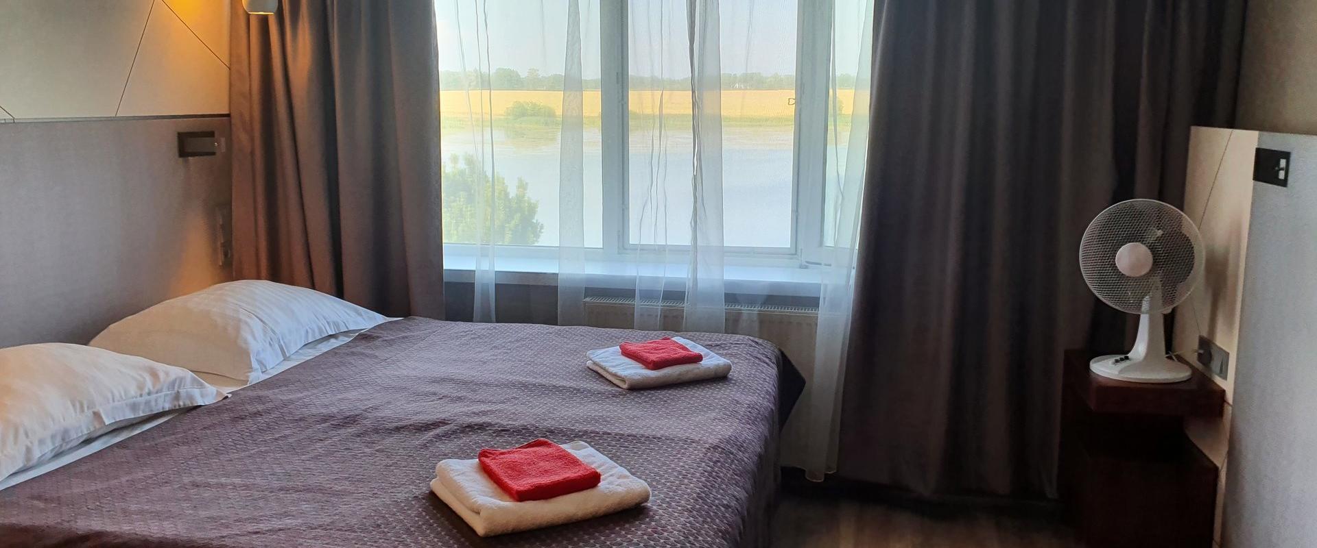 Ilmatsalu Motelli kaheinimese tuba aknavaatega Emajõe luhale Tartumaal.