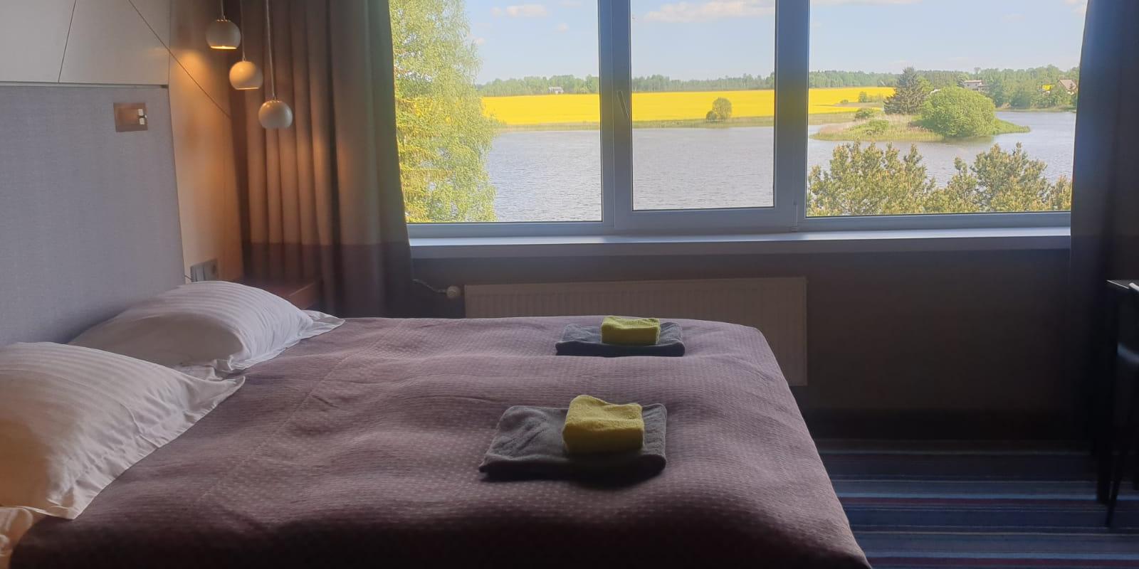 Ilmatsalu Motelli kaheinimese tuba aknavaatega järvele Tartumaal.
