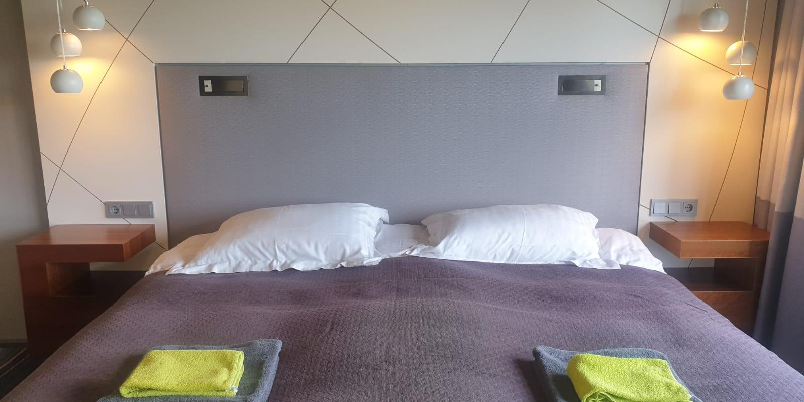 Ilmatsalu Motelli kaheinimese tuba suure voodiga Tartumaal.