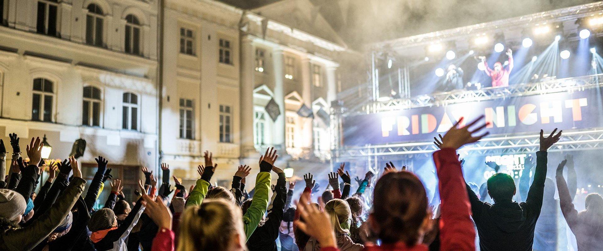 In der Nacht vor dem Tartu Stadtmarathon erfolgt in der Innenstadt von Tartu in gemütlicher Atmosphäre der Friday Night Run. Der Friday Night Run biet