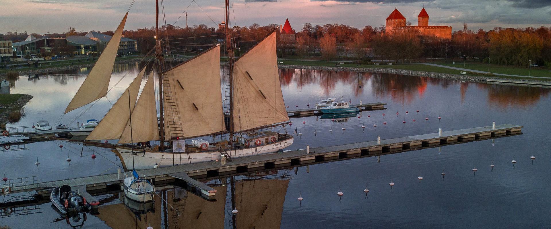 Vabariigi kauneim laev, ainus ennesõjaaegne ja siiani seilav Eestis ehitatud laev kahvelkuunar Hoppet ehk Lootus aastast 1926 ootab Sind! Kuunar viib 