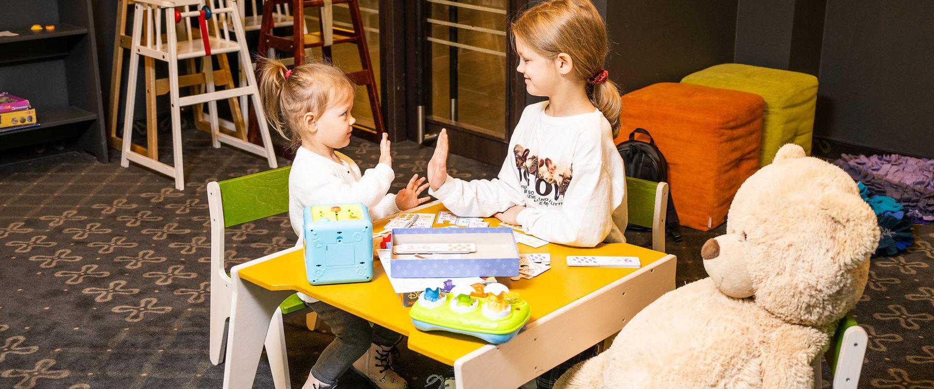 Restaurant Hõlm, children’s playroom and girls playing