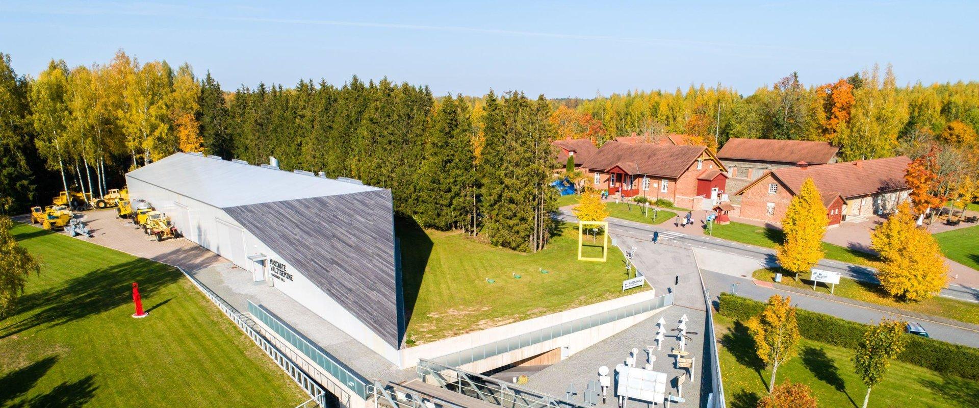 Eesti Maasteemuuseumi näituseala hõlmab kolme osa. Uusim, „Masinahall - masinate valitsemine on interaktiivne väljapanek auto mehaanikast ja liiklusfü