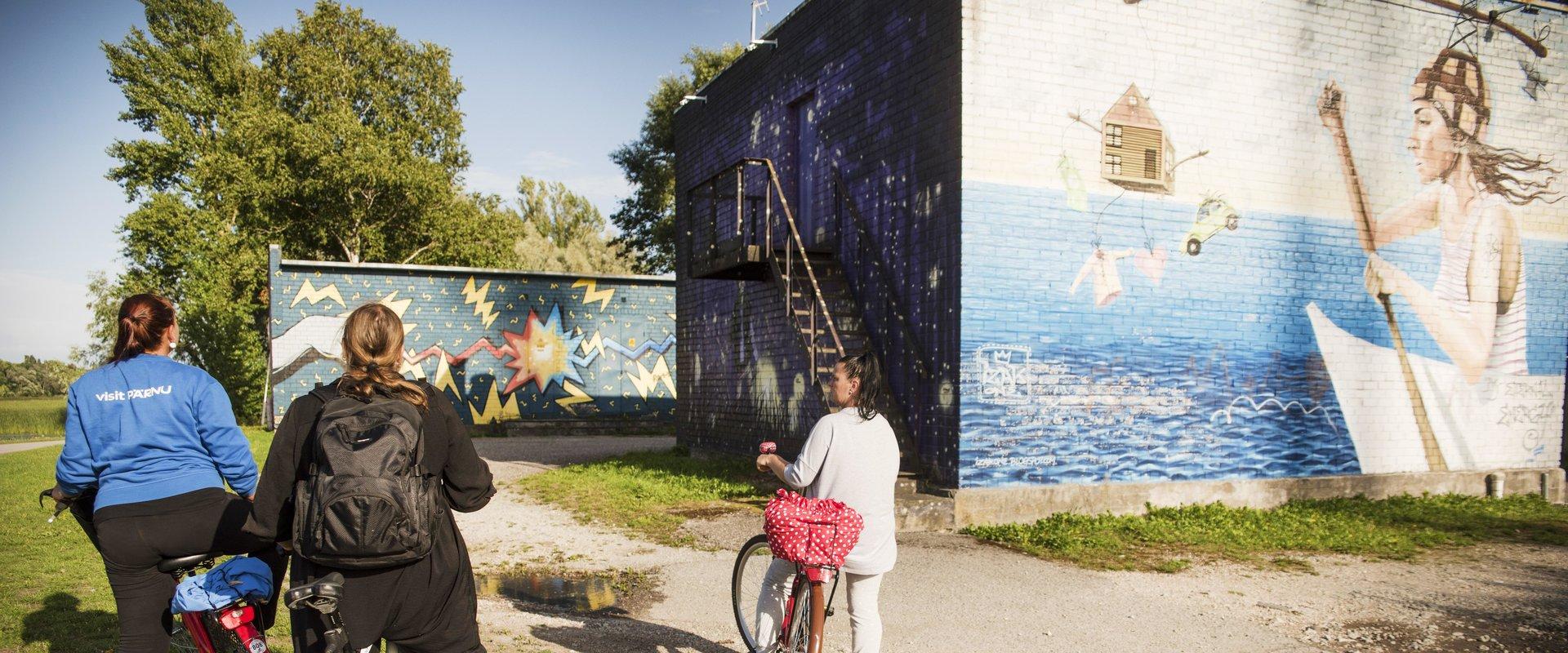 Guided bicycle tour from the city centre to the suburbs and the seaside