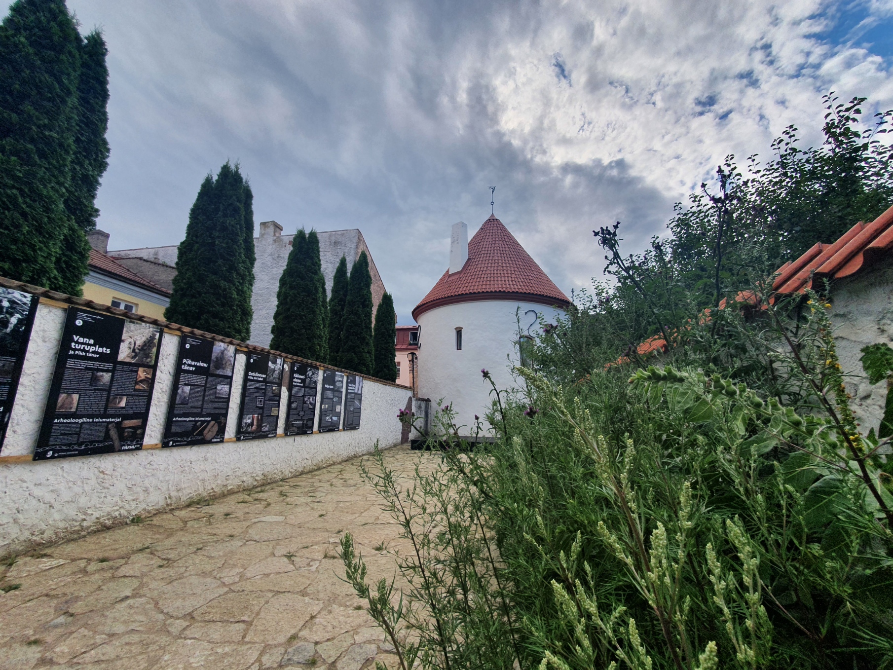 Ekskursija ar gidu pa Pērnavas vecpilsētu kopā ar Sarkanā torņa apļveida panorāmas kino apmeklējumu