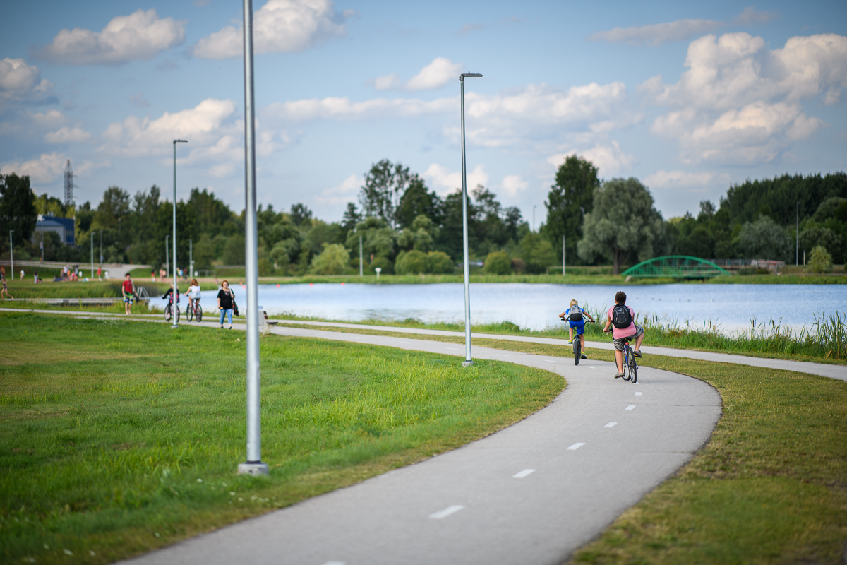 Naturpfad und Wege für Leichtverkehr am Fluss Pedeli