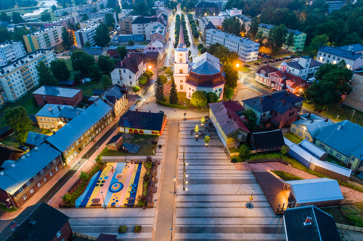 Der zentrale Platz in Valga (dt. Walk) befindet sich im historischen Stadtzentrum und verbindet die beiden Stadthälften, das estnische Valga und das l