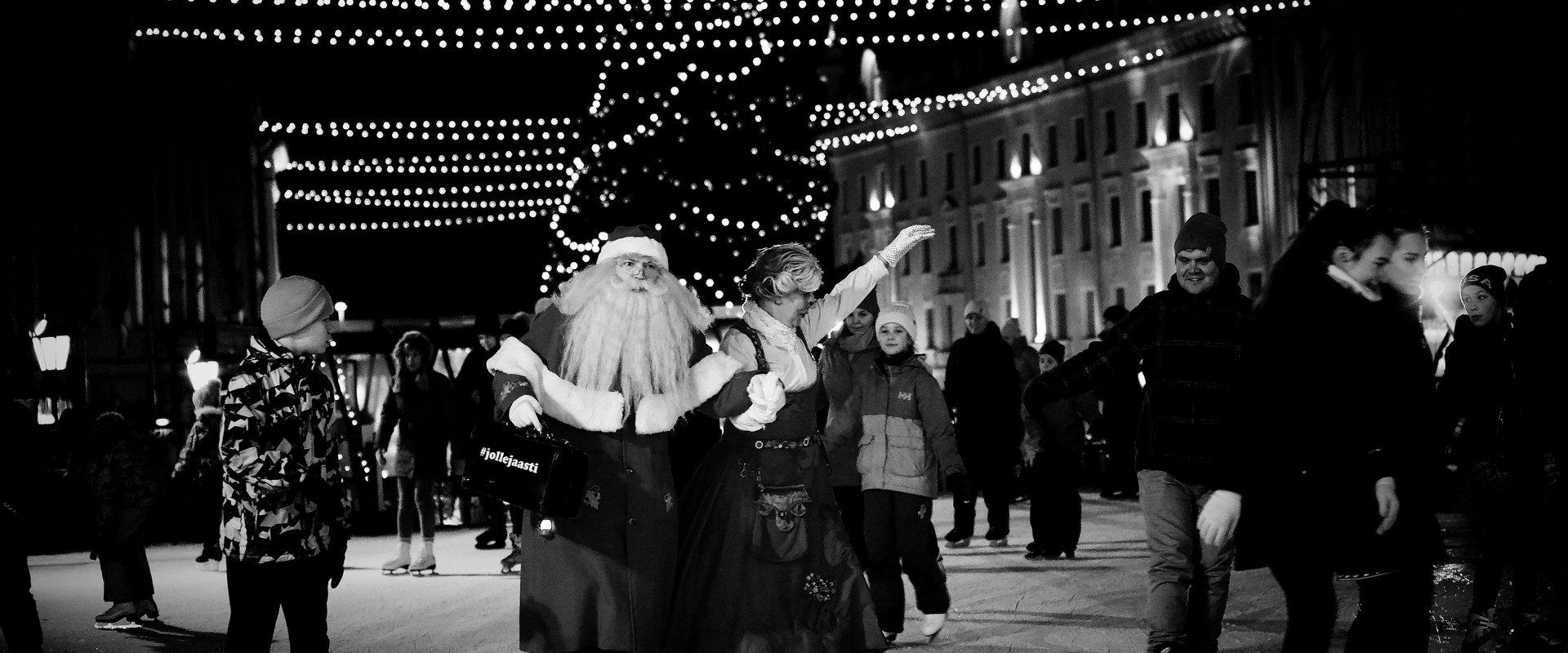 Rõõmsad uisutajad Tartu südalinna uisuväljakul