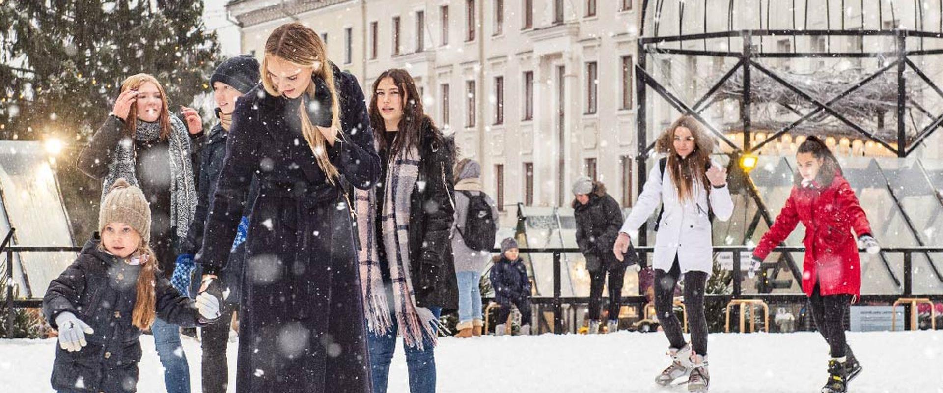 Priecīgi slidotāji Tartu centra slidotavā