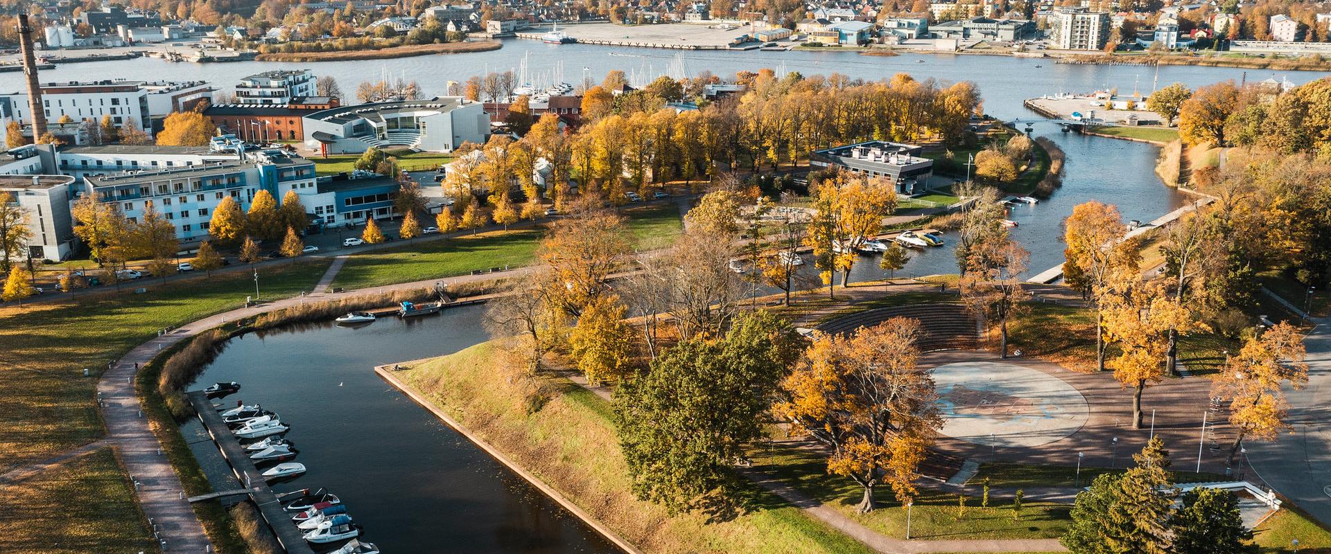 Der Wallgraben von Pärnu fasziniert mit der am Ufer verlaufenden beleuchteten Promenade, der romantischen Fußgängerbrücke, die sich über den Wallgrabe