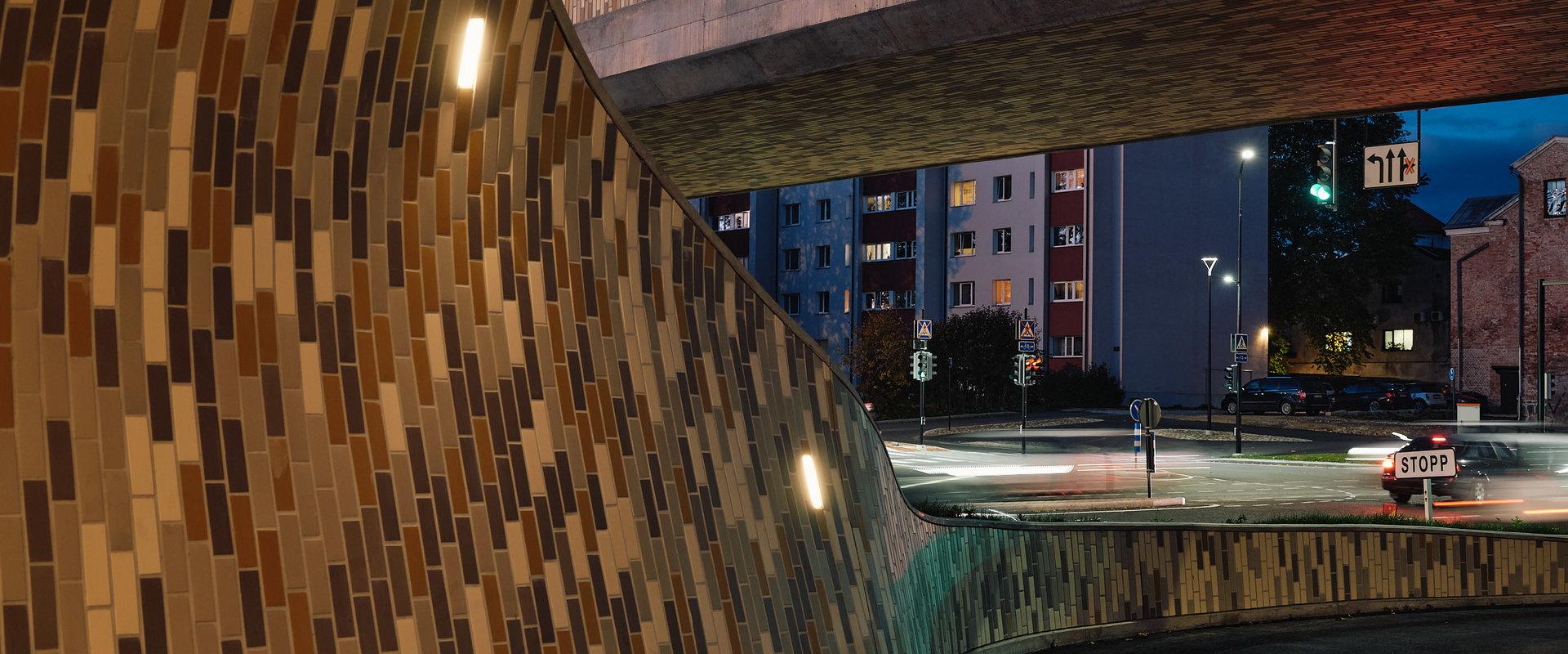 Brücke und Tunnel an der Vaksali-Straße