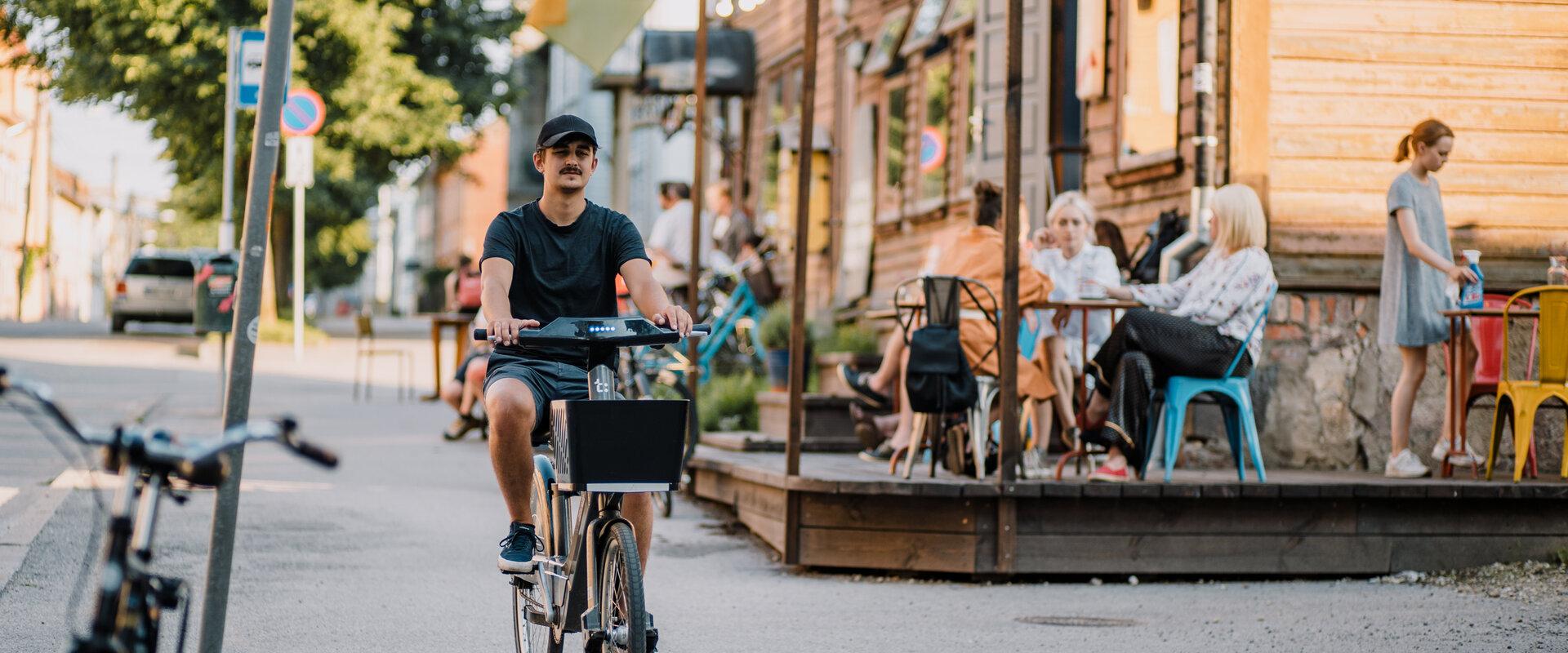 Virtual tour of the city of Tartu: Karlova district wooden architecture, bike share, summer
