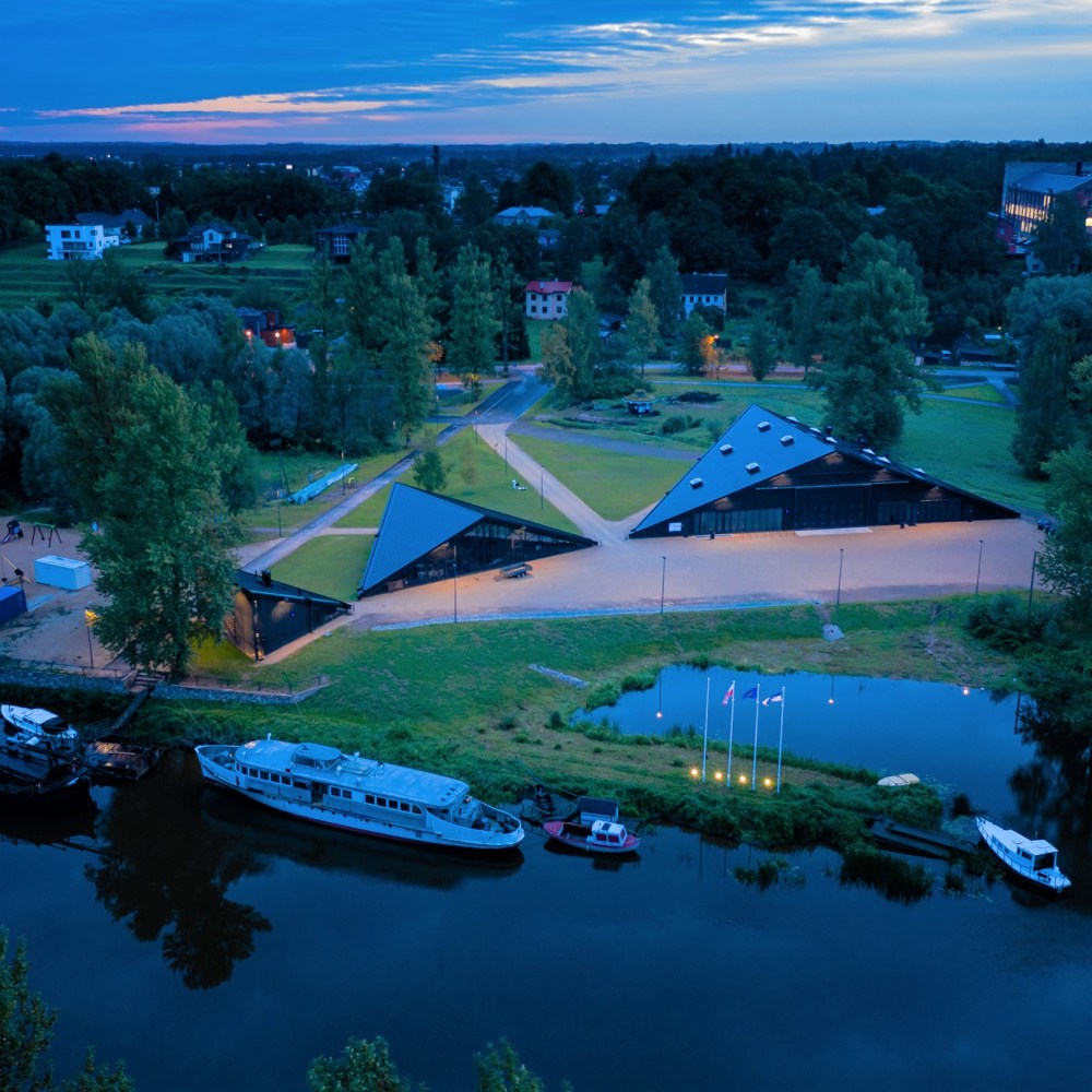 Virtual tour of the city of Tartu: Lodjakoda (Barge Hall), Emajõgi River, ships, barge, and greenery