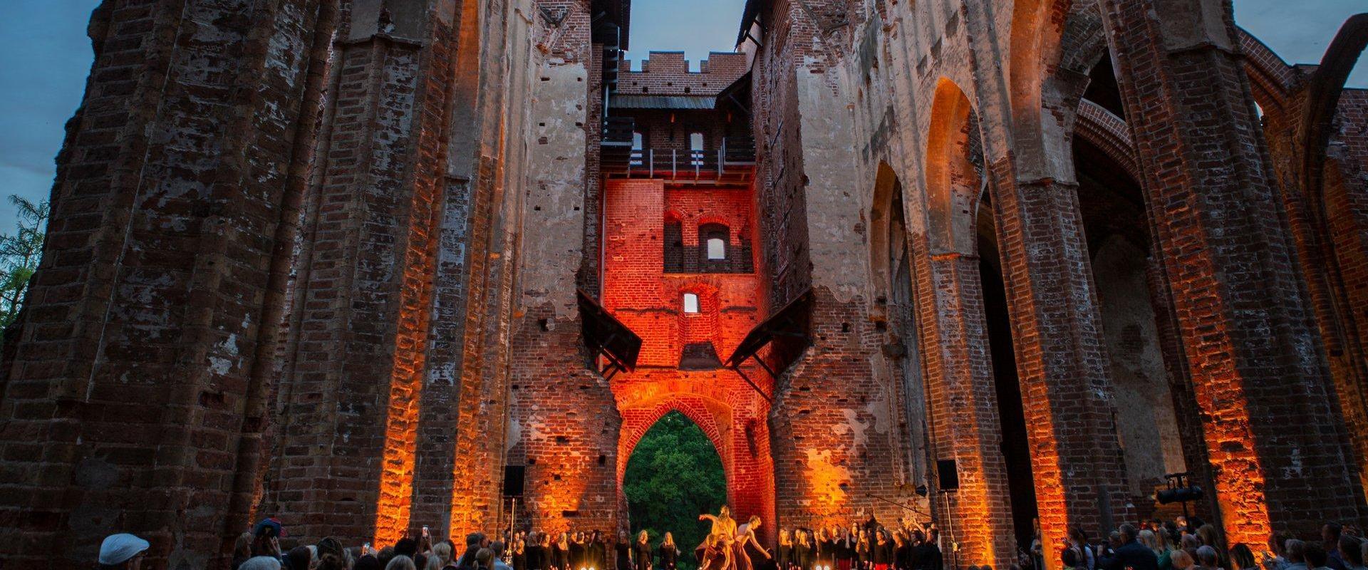 Virtual tour of the city of Tartu: the ruins of the Cathedral of the University of Tartu, dance performance