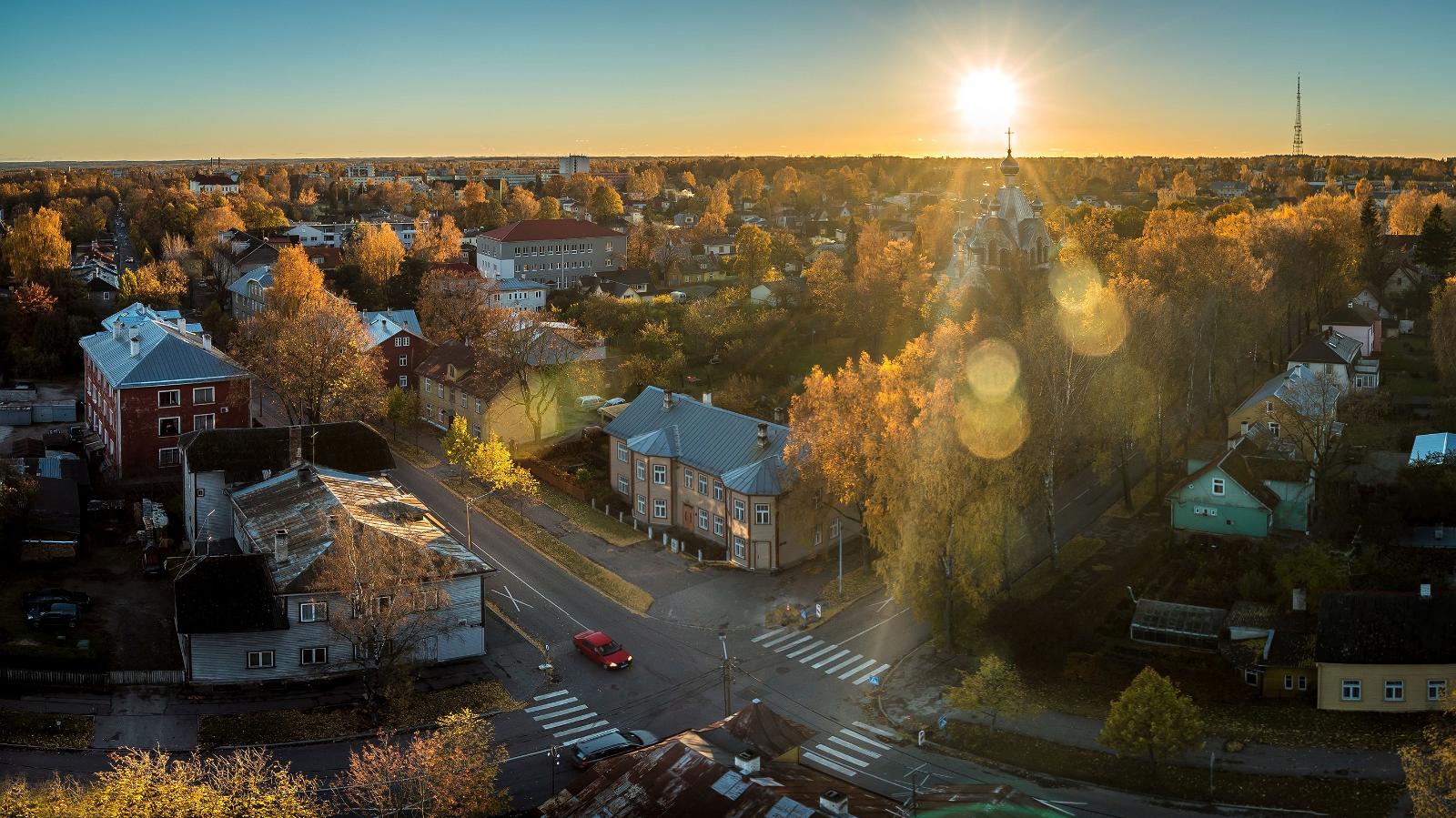 Virtuelle Tour der Stadt Tartu: Holzhäuser, Straßenkunst, eine untergehende Sonne und das Grün der Umgebung