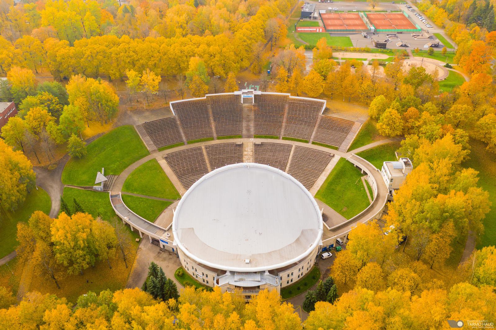 Tartu pilsētas virtuālā tūre: Tartu Dziesmu estrāde rudenīgajās, dzeltenajās lapās