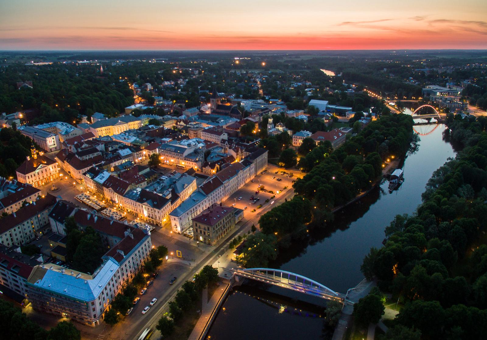 Tartu pilsētas virtuālā tūre: Tartu no putna lidojuma un saulriets
