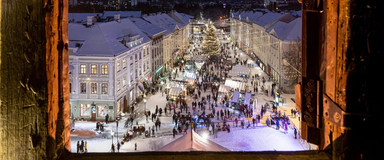Tartu pilsētas virtuālā tūre: Skats no Rātslaukuma zvanu torņa uz sniegoto Ziemassvētku pilsētu Tartu