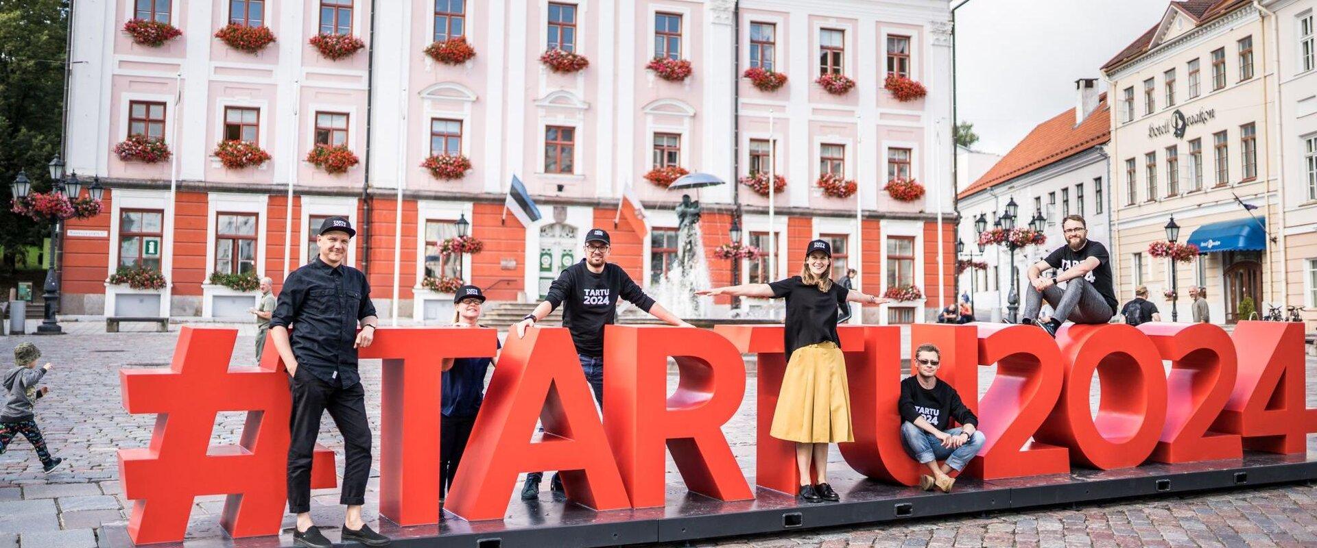 Tartu linna virtuaaltuur: Tartu Raekoja ees asuv Tartu 2024 maamärk