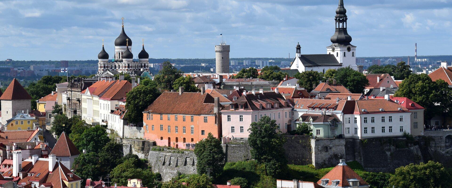 Audio guide in Tallinn Old Town – a walking tour with iPod for rent in Tallinn Tourist Information Centre