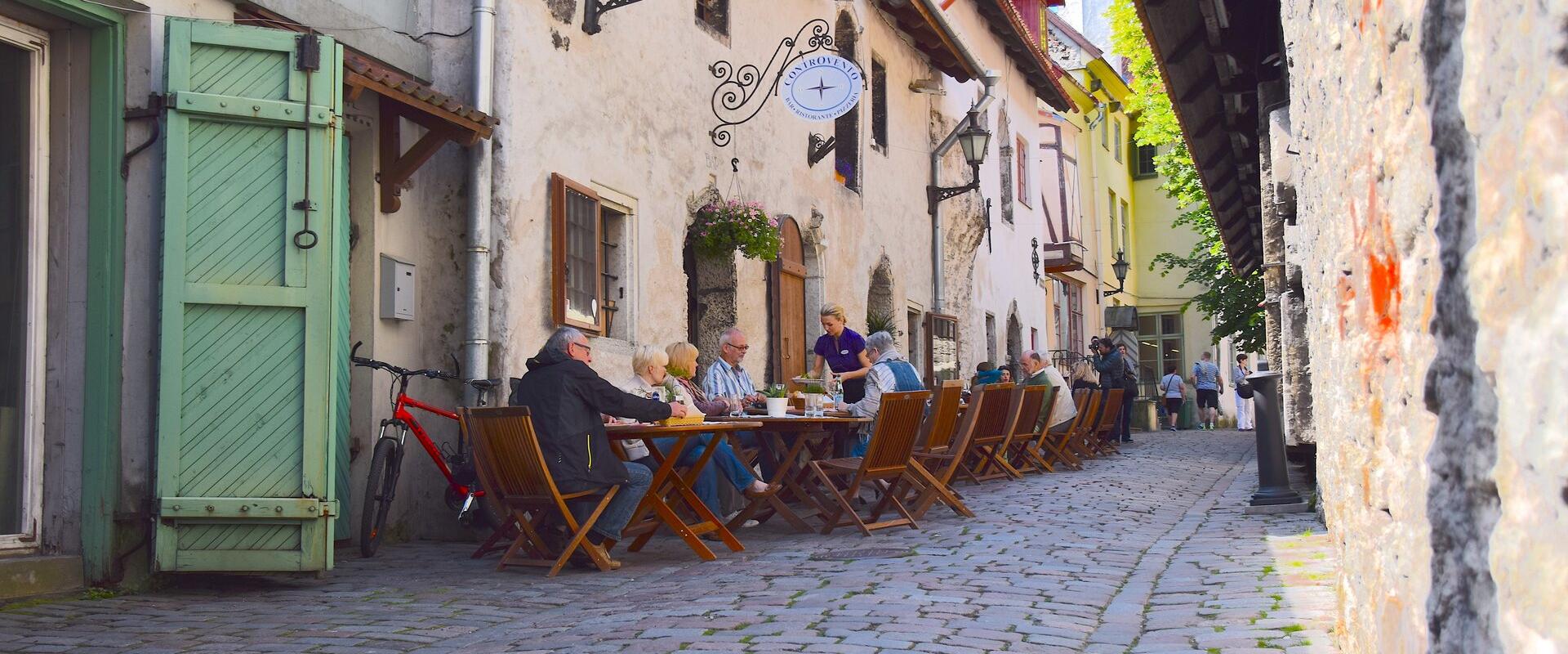 Audio guide in Tallinn Old Town – a walking tour with iPod for rent in Tallinn Tourist Information Centre