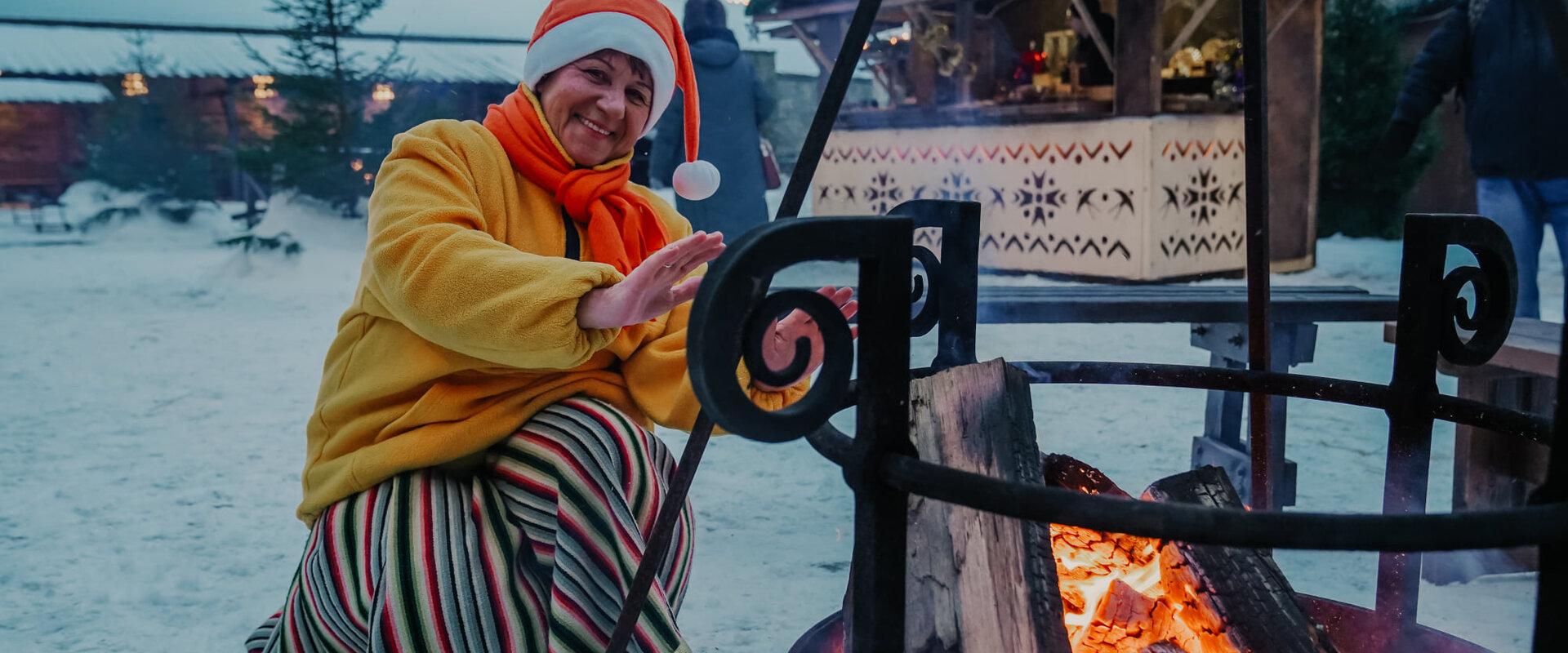Päkapikk soojeneb lõkke juures Jõulukülas Narvas